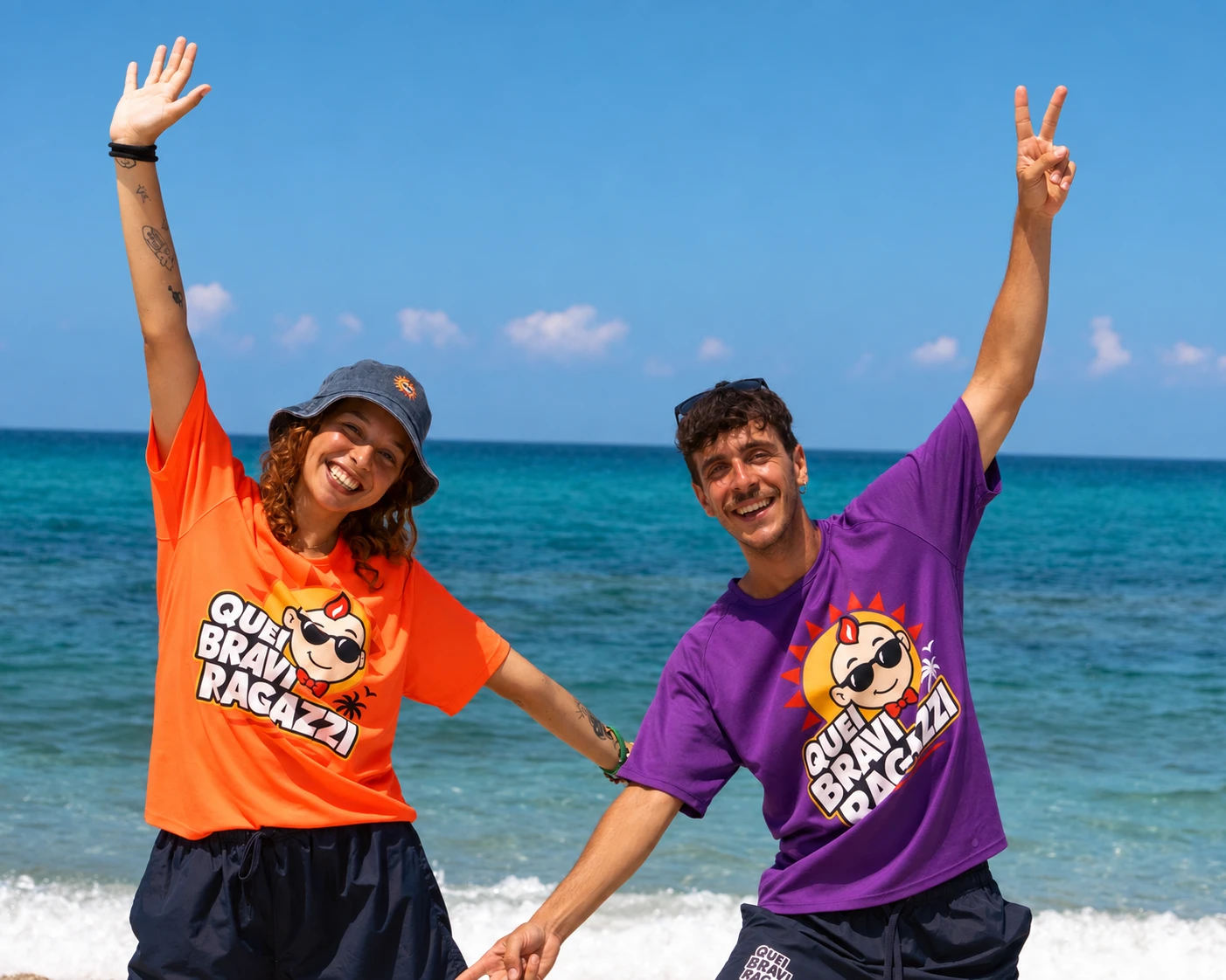 Due animatori QBR in maglia arancio e viola sulla spiaggia